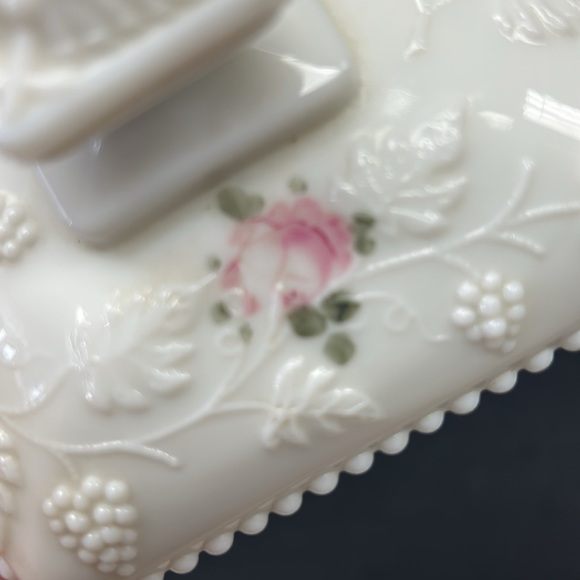 Vintage Westmoreland grape milk glass hand painted pedestal covered cake box - Picture 10 of 12